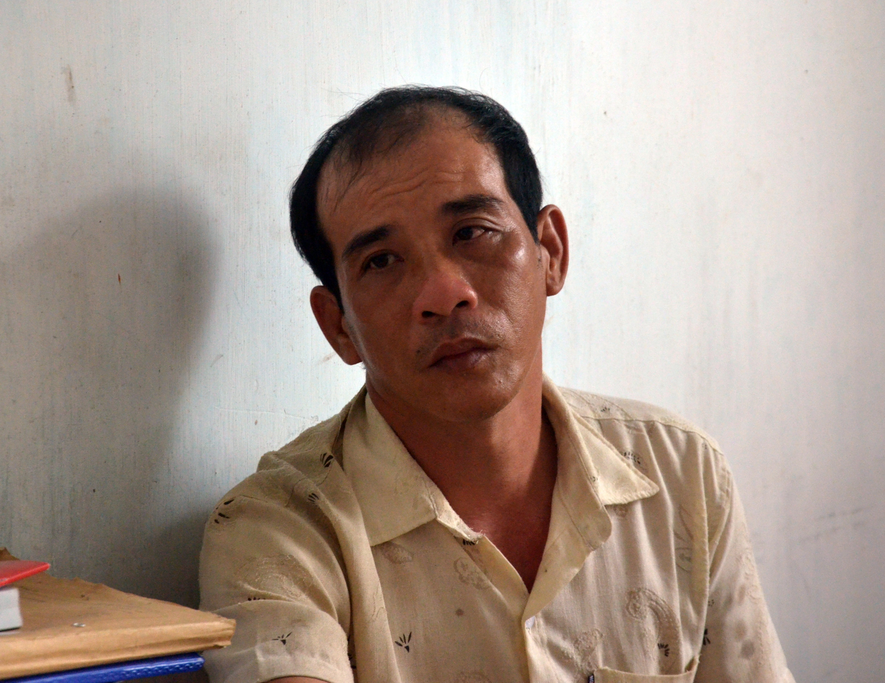 Đang ngủ trưa, chồng bất ngờ dùng dao Thái Lan đâm vợ