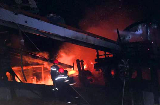 Cháy 2 tàu cá đang neo đậu tránh bão tại Bến Tre