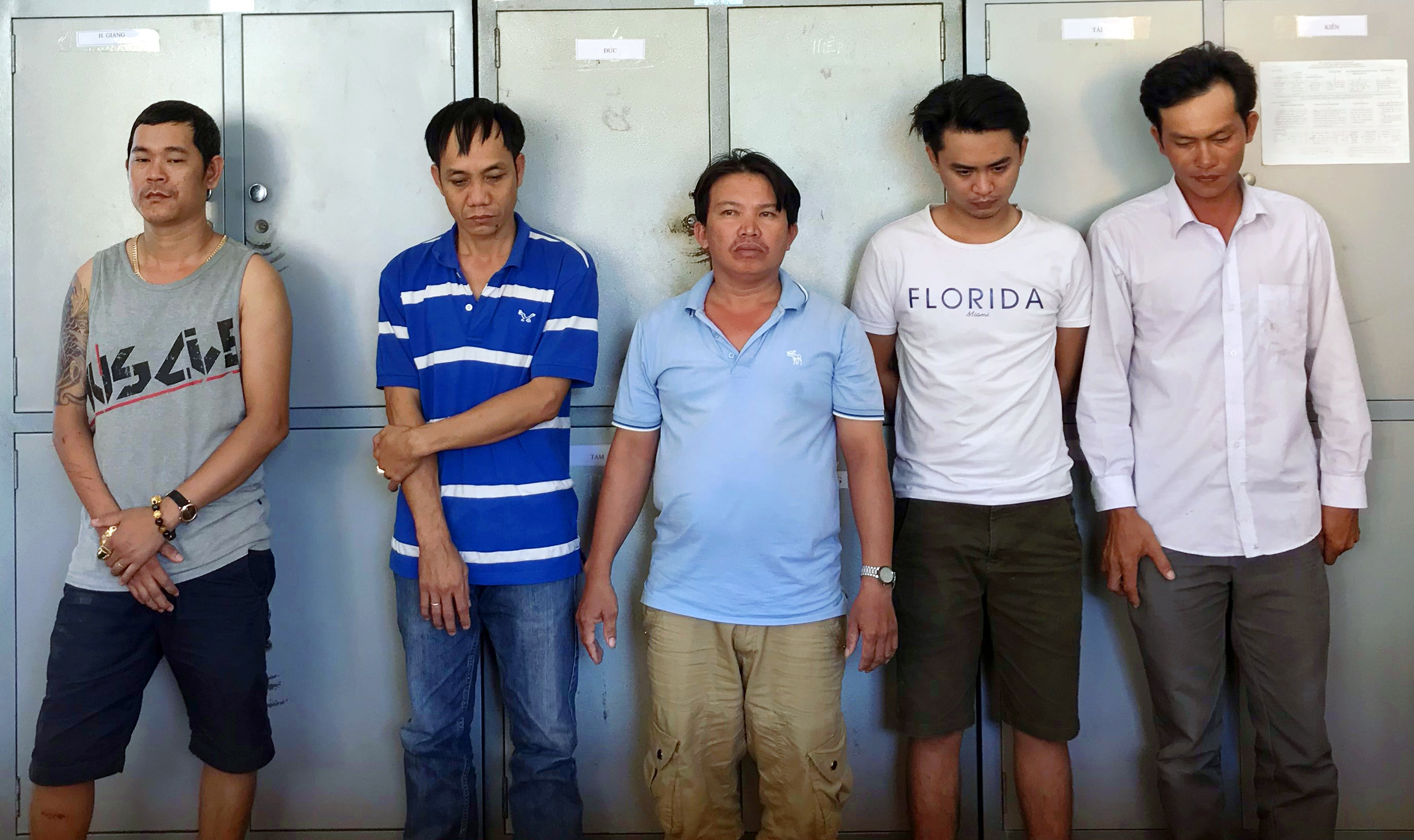 16 đối tượng tổ chức lắc tài xỉu ăn tiền bị bắt quả tang