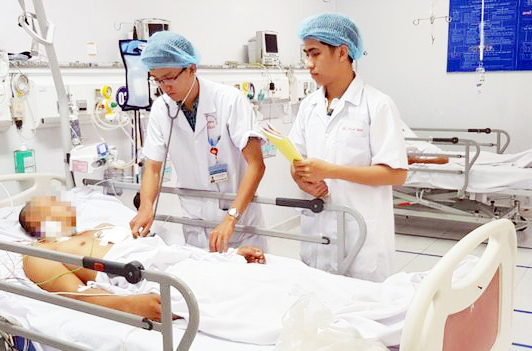 Giận vợ, tự dùng dao đâm xuyên thấu tim