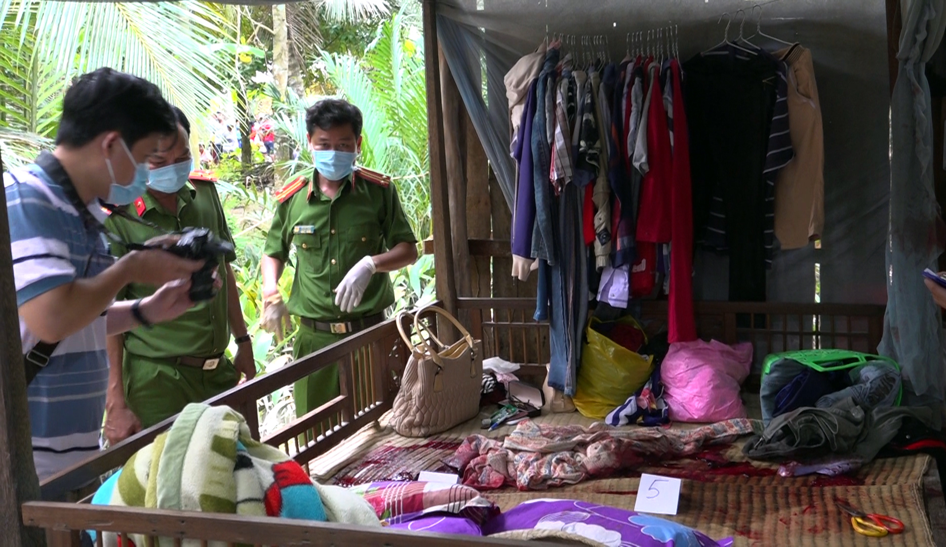 Sát hại vợ cùng một người phụ nữ rồi nhảy cầu tự tử