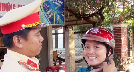 CSGT tỉnh Bến Tre tặng mũ bảo hiểm cho người dân