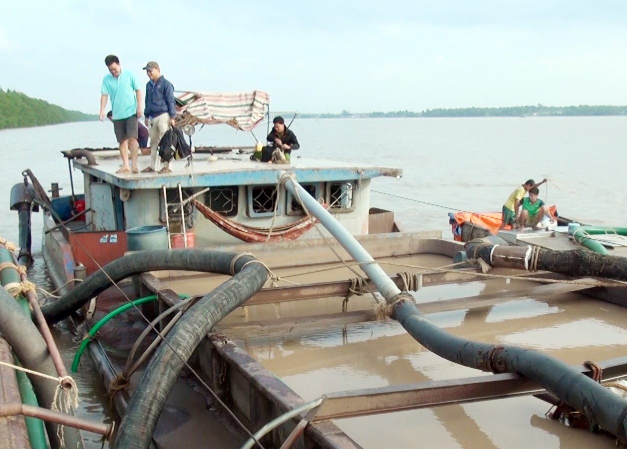 Bắt quả tang  2 tàu khai thác cát trái phép trên sông Hàm Luông 