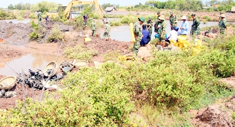 Phát hiện xác máy bay bị vùi trong ao tôm
