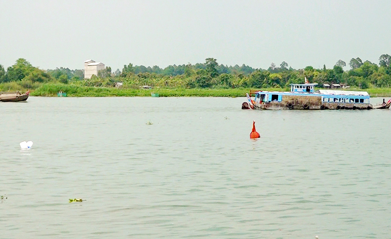Va chạm với sà lan chở cát, ghe chở gạo chìm giữa sông Hậu 