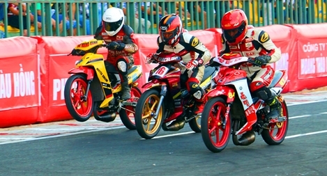 Giải đua xe mô tô toàn quốc – Vòng 4: “Nóng” từ trên đường đua đến khán đài