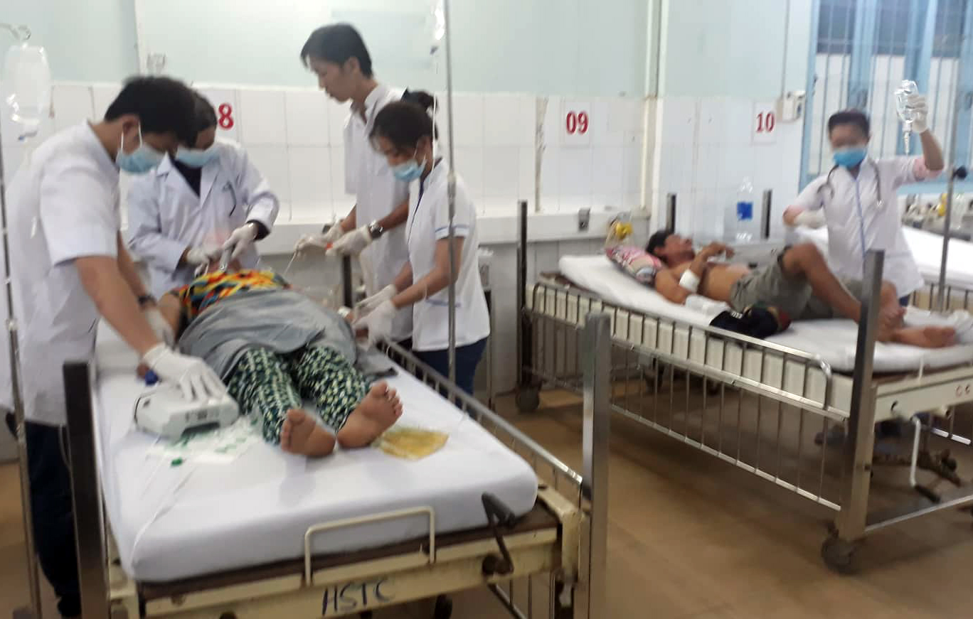 Một gia đình bị ngộ độc nặng nghi do ăn cá nóc