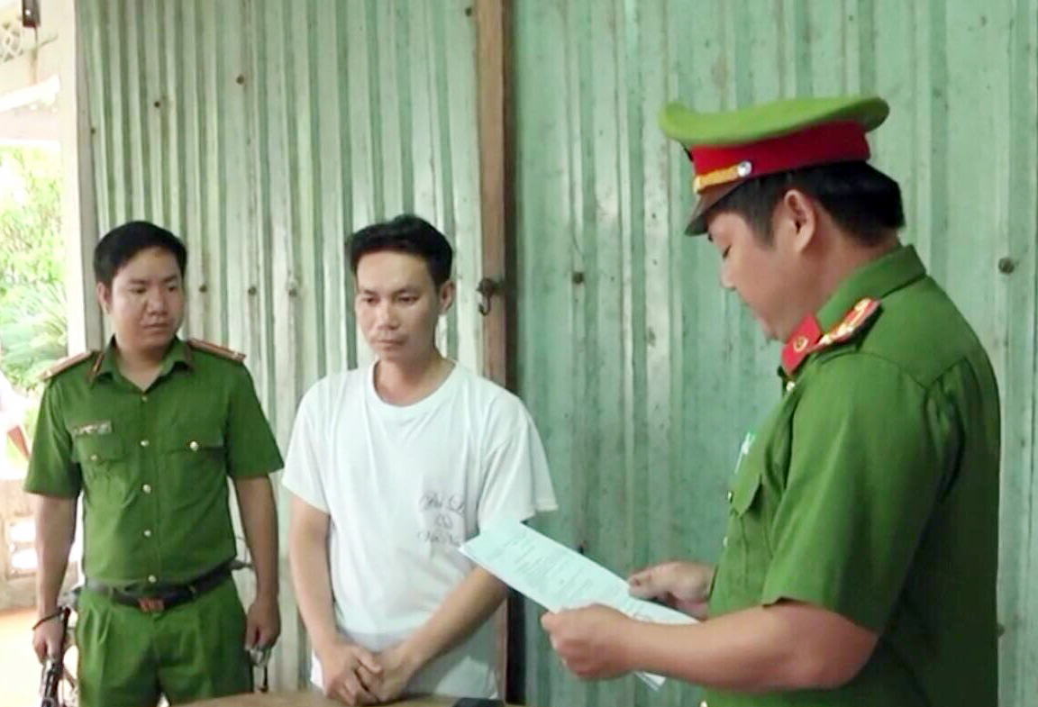 Bắt tạm giam người cha "vũ phụ"