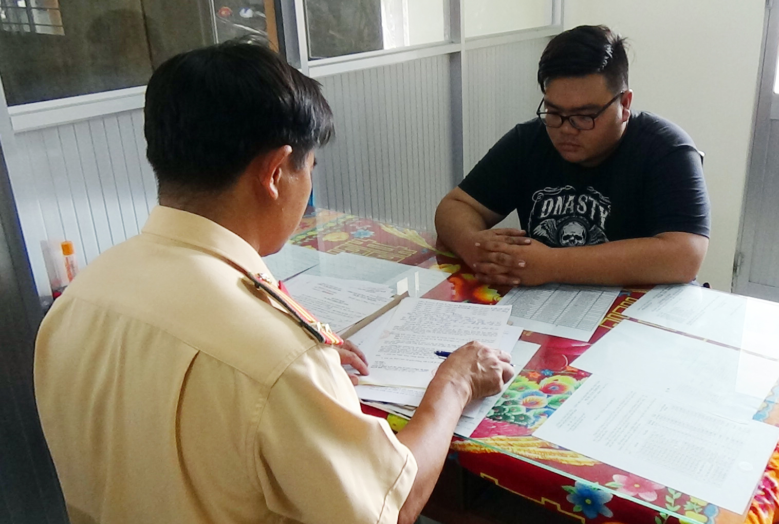 Xử phạt hơn 6 triệu với lái xe buông cả hai tay khi chở vợ con