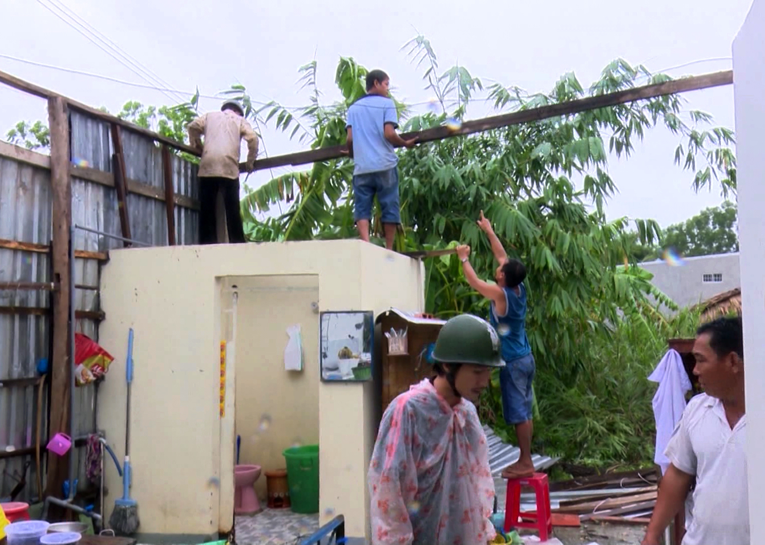 Lốc xoáy làm hư hại gần 300 căn nhà ở Hậu Giang, Tiền Giang và Cần Thơ