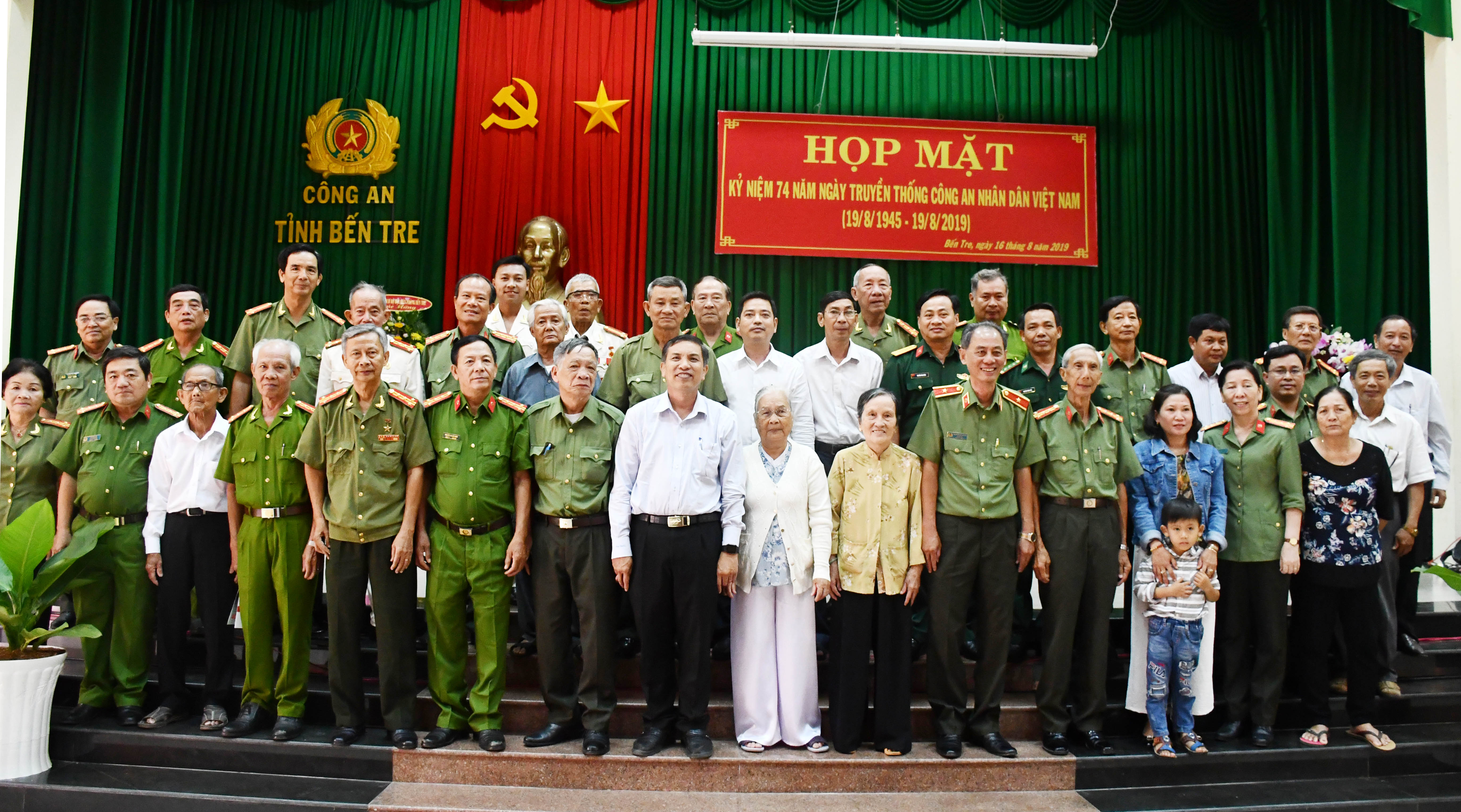 Công an tỉnh Bến Tre họp mặt truyền thống