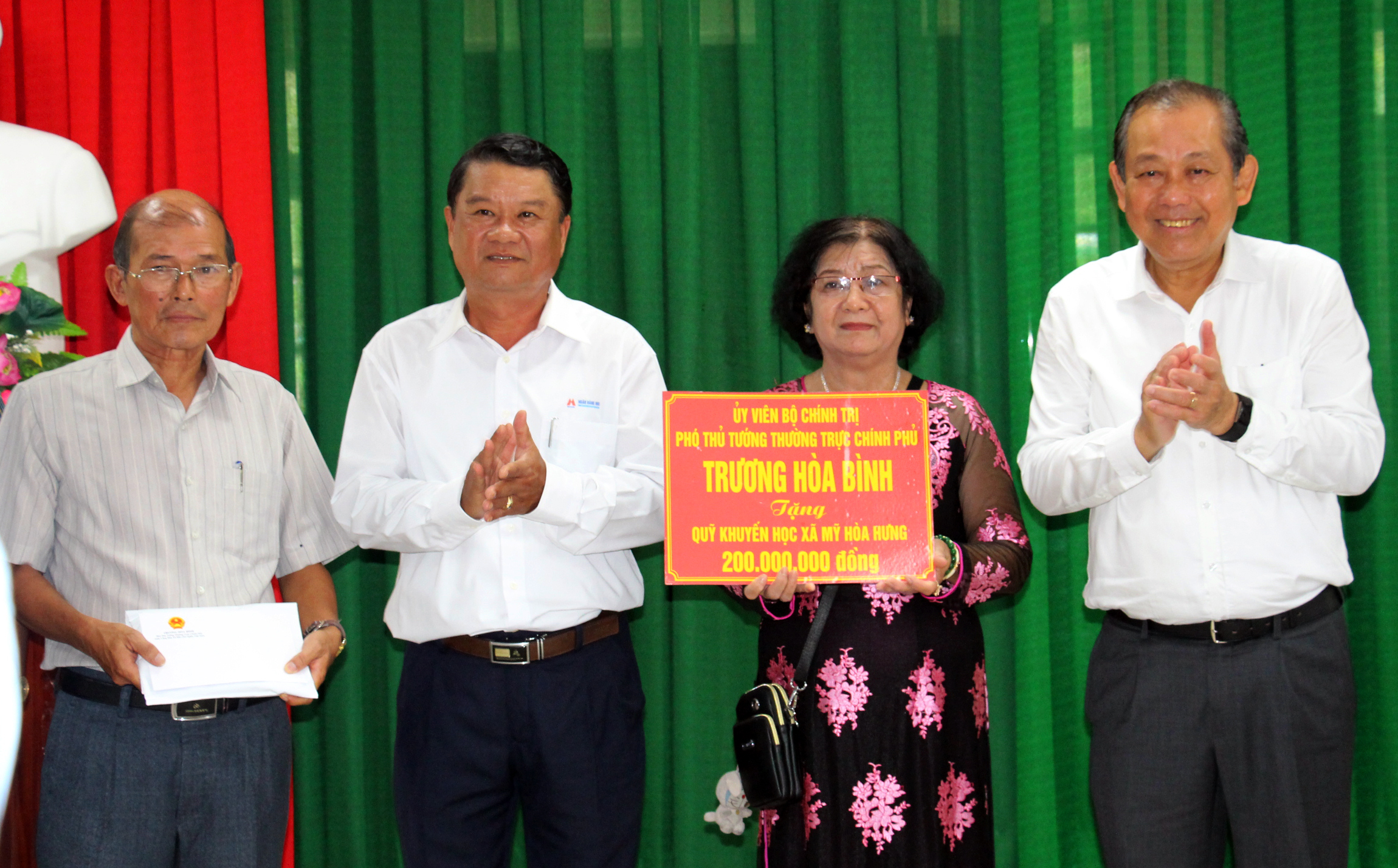 Phó Thủ tướng Thường trực Trương Hòa Bình trao tặng Quỹ khuyến học quê hương Bác Tôn
