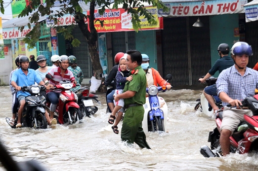 Nghĩa tình người Cần Thơ trong đợt triều cường lịch sử