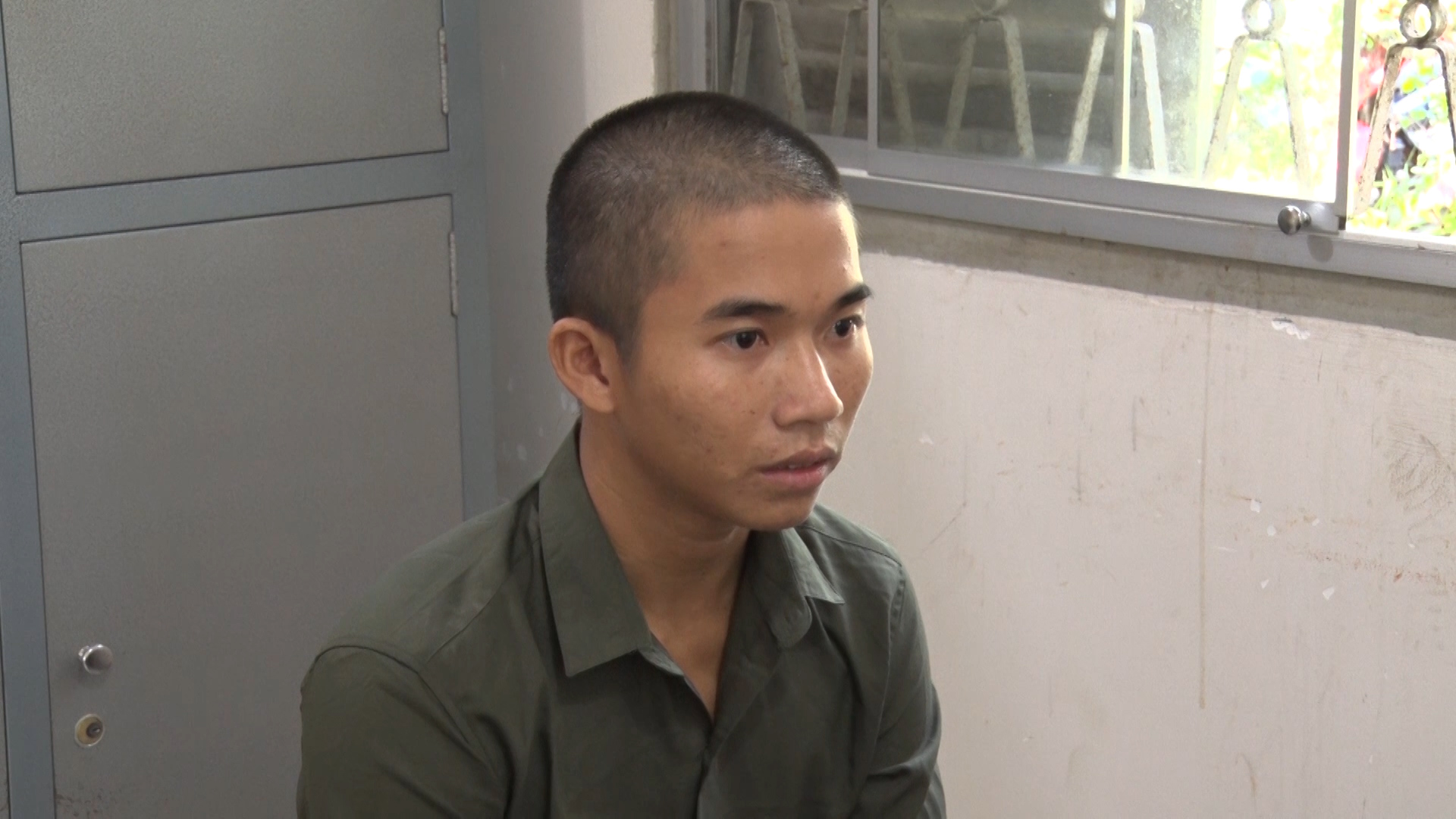 Dùng dao đe dọa cụ già U70 cướp tài sản