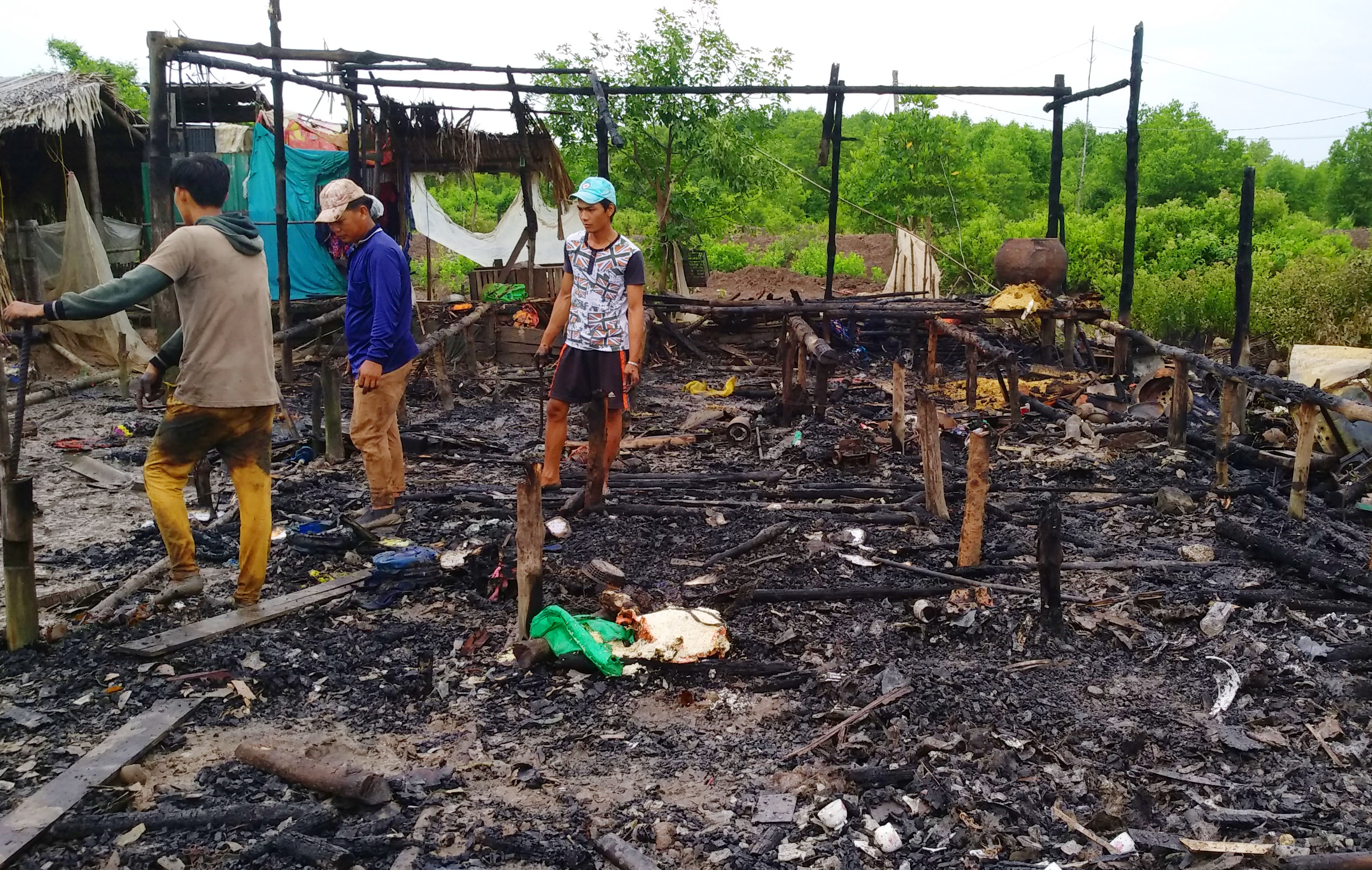 Ngọn lửa thiêu rụi căn nhà, 7 đứa trẻ may mắn thoát chết