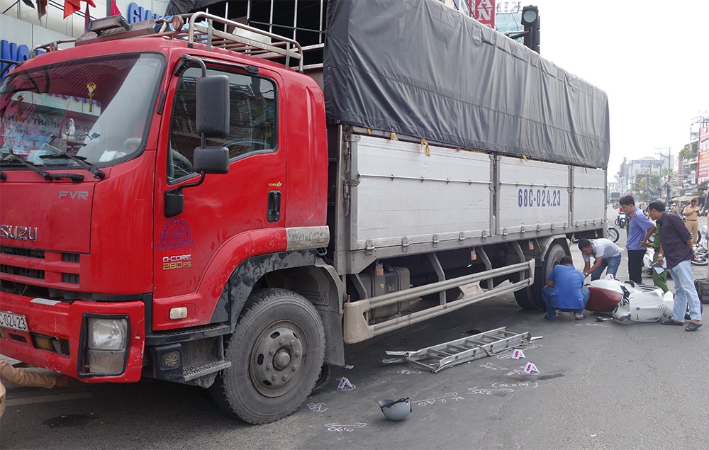 Xe tải tông 6 xe máy đang dừng đèn đỏ