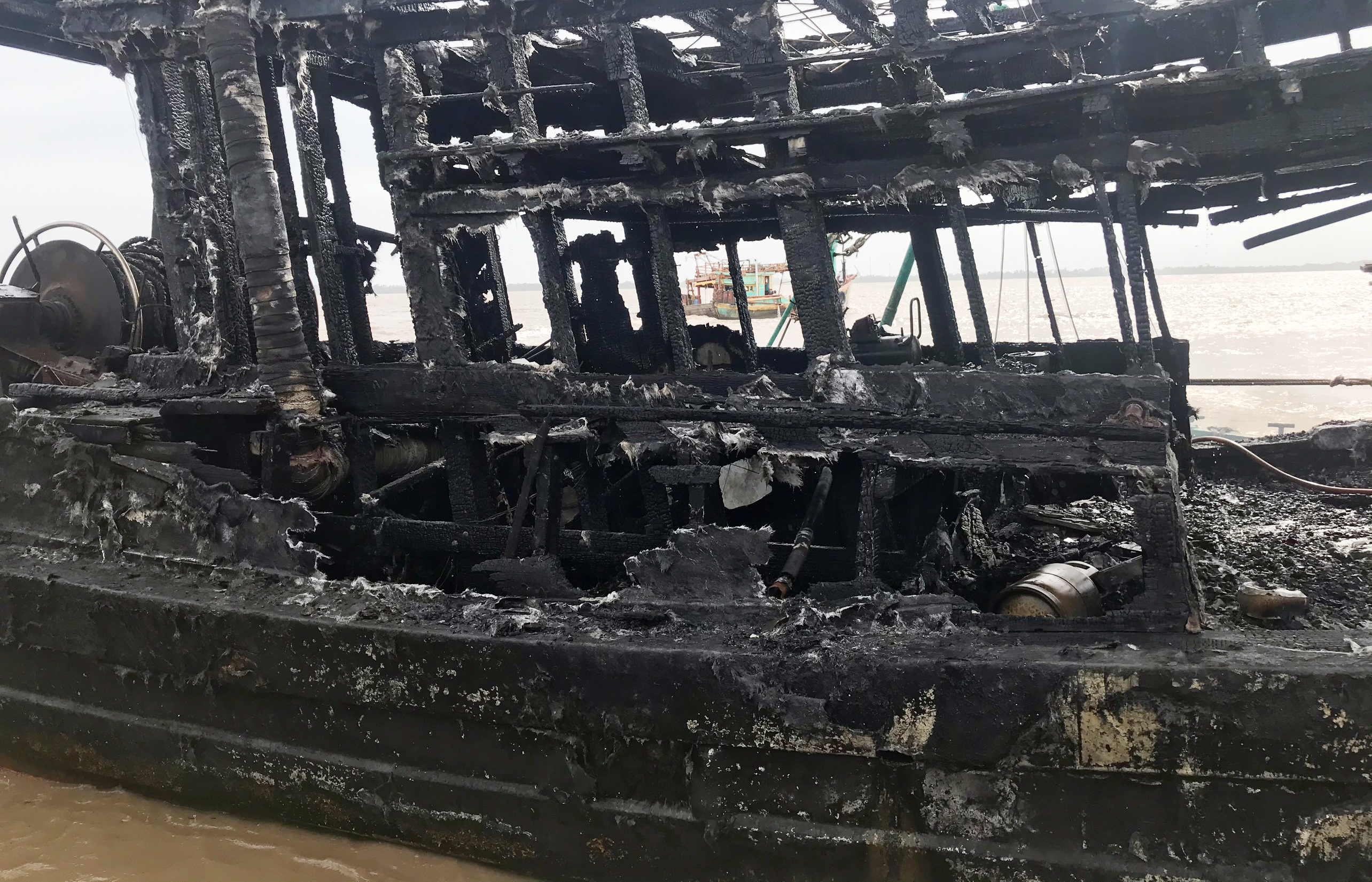 Chập điện gây cháy 3 tàu cá tiền tỉ