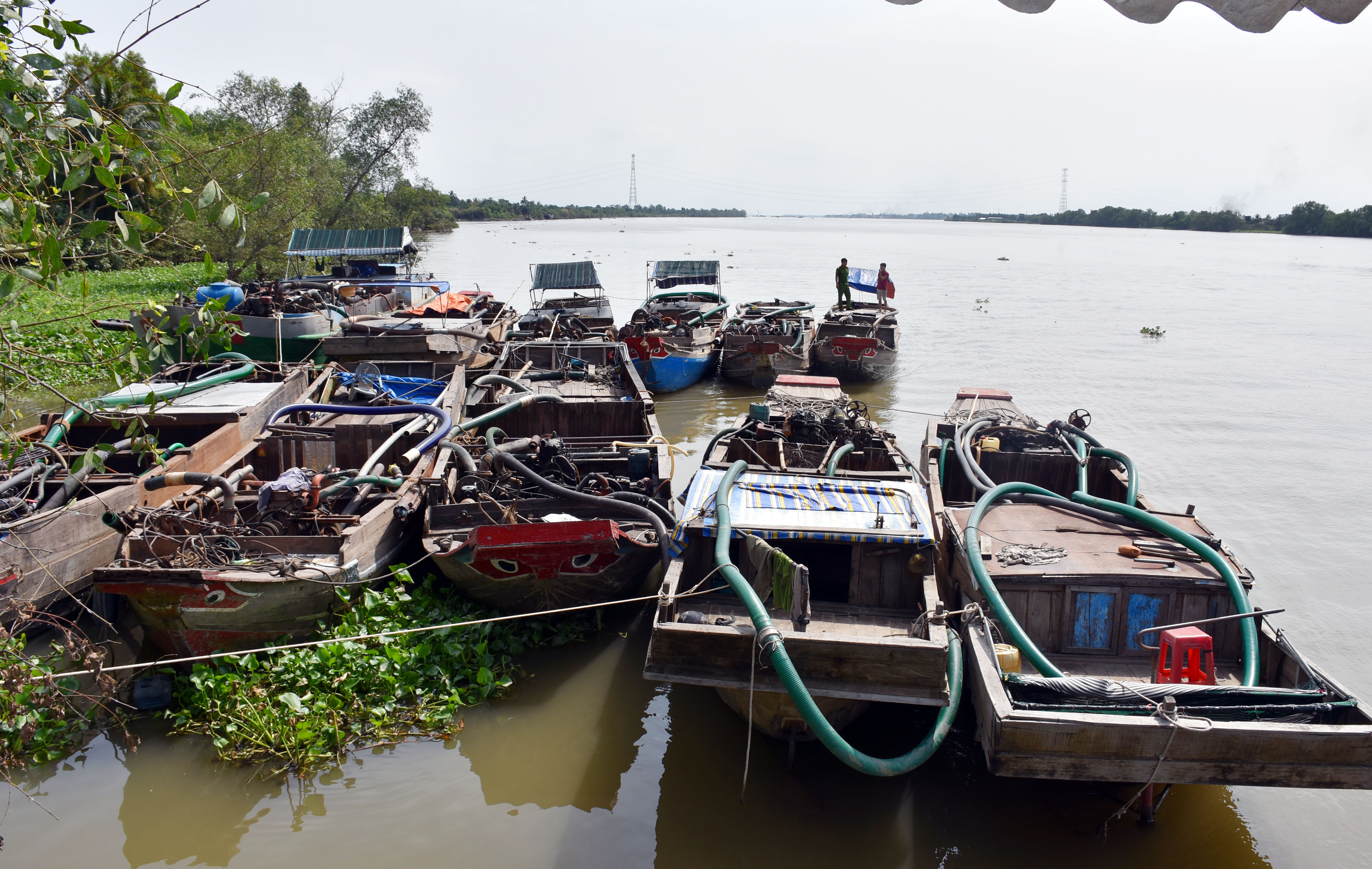 Công an Bến Tre bắt giữ 12 phương tiện hút trộm cát sông