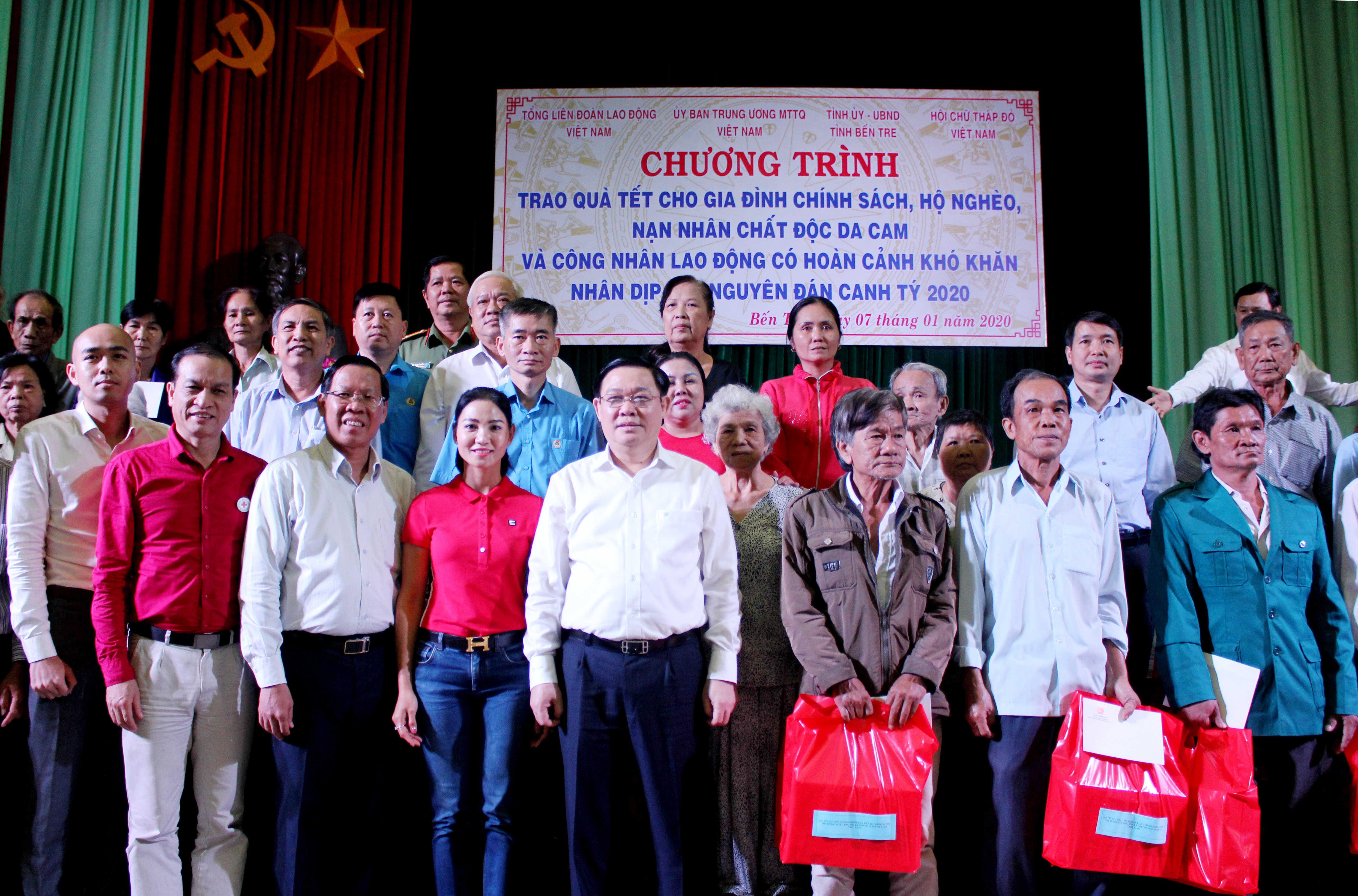 Phó Thủ tướng Chính phủ Vương Đình Huệ tặng quà Tết tại tỉnh Bến Tre