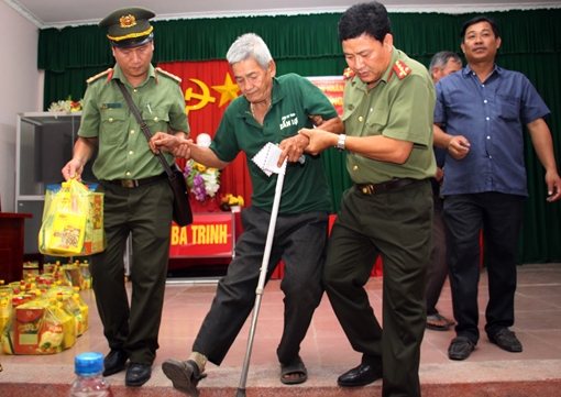 Mang quà Tết đến người dân khó khăn trên địa bàn Sóc Trăng