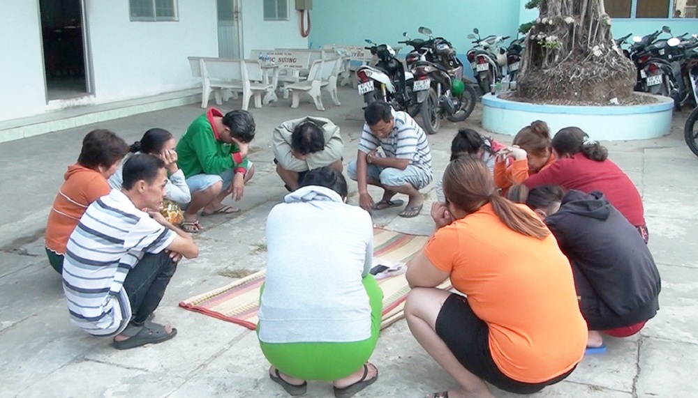 8 “quý bà” sát phạt với 4 “quý ông” trên chiếu bạc