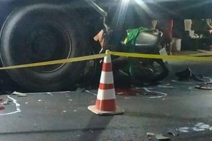 Va chạm với xe tải, 2 thanh niên tử vong