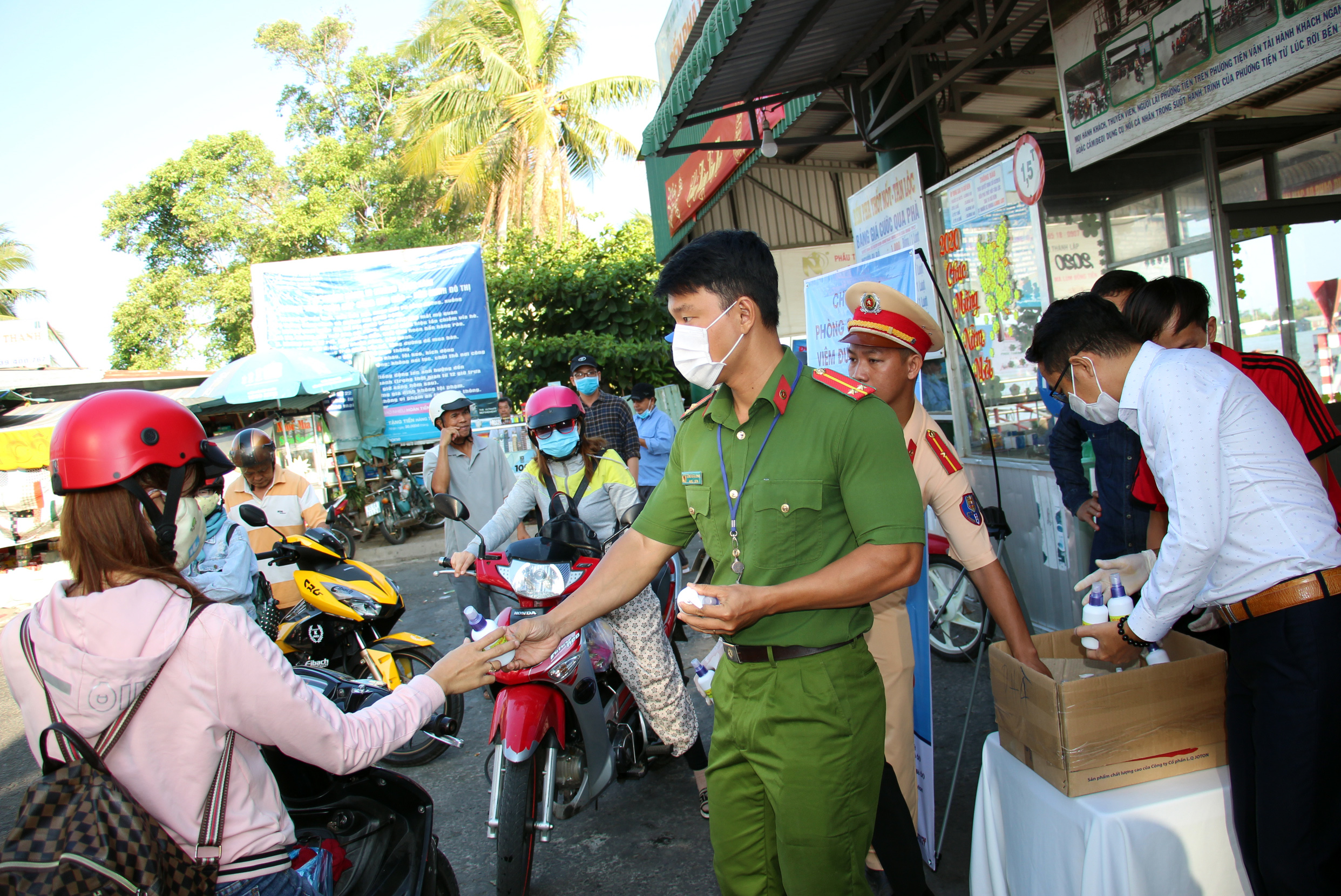 Người dân được phát cồn y tế miễn phí 