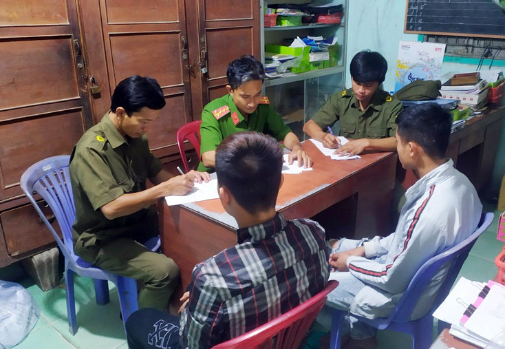 Bắt quả tang 2 đối tượng rải tờ rơi cho vay tiền