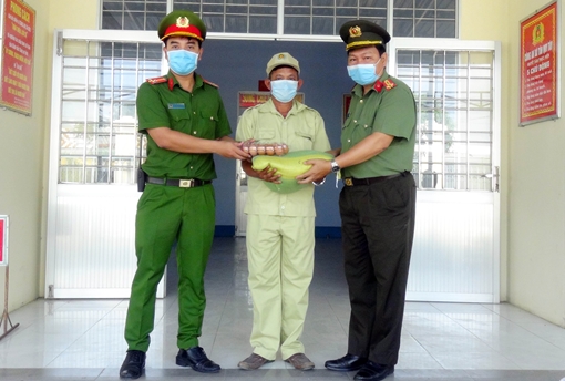 Trao 400 phần quà tặng lực lượng ứng trực chống dịch