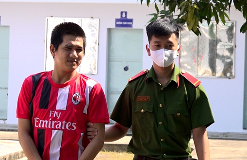 Khởi tố đối tượng bán nhang đèn cưỡng đoạt tài sản tại Miếu Bà Chúa Xứ Núi Sam