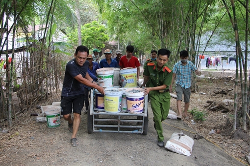 Công an An Giang làm đường cho bà con phum, sóc