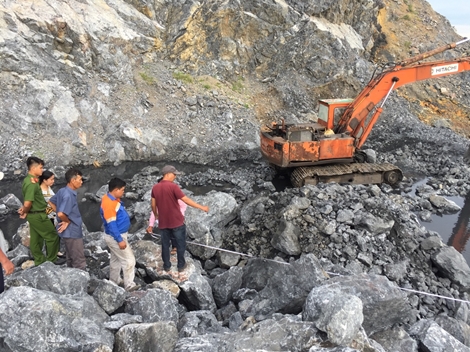 Bắt quả tang 2 đối tượng khai thác khoáng sản trái phép