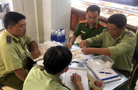 Phát hiện 2 tiệm vàng kinh doanh sản phẩm có dấu hiệu chế tác từ ngà voi