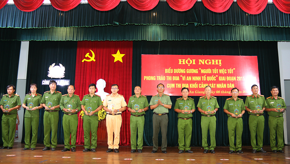 Khối CSND Công an tỉnh An Giang biểu dương gương người tốt, việc tốt