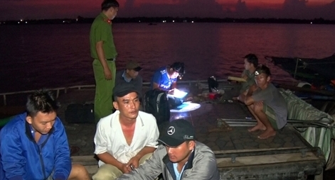 Bắt quả tang nhiều vụ “hút trộm” cát trên sông ở Bến Tre