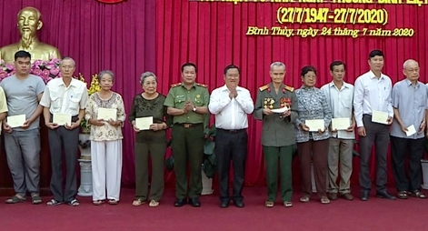 Giám đốc Công an TP Cần Thơ thăm, tặng quà gia đình chính sách