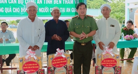 Giám đốc Công an tỉnh An Giang tặng quà đồng bào Chăm nhân dịp Tết Roya Haji