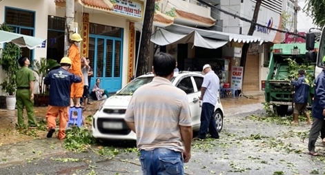 Mưa lớn kèm giông lốc làm tốc mái nhiều ngôi nhà  tại Ninh Kiều