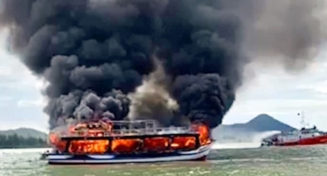 Ứng cứu 21 hành khách và 4 viên thuyền trên con tàu cháy giữa biển khơi