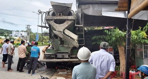 Ngồi ăn trong quán, 5 người bị xe trộn tông nhập viện