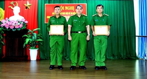 Khen thưởng 2 cán bộ Công an bắt kẻ trộm mai kiểng