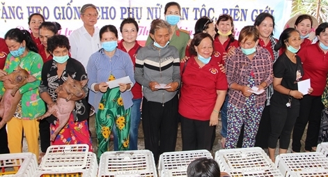 Nhiều phần quà thiết thực tặng phụ nữ vùng biên giới có hoàn cảnh khó khăn
