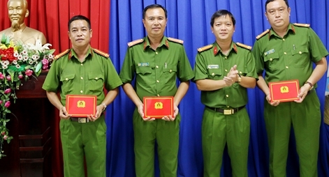 Khen thưởng đột xuất 3 đơn vị có thành tích xuất sắc trong phòng chống tội phạm