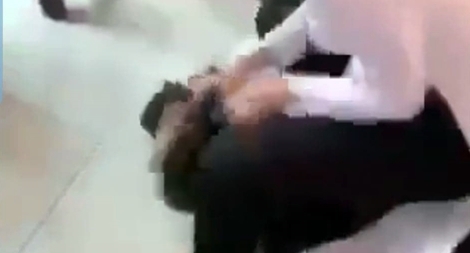 Nữ sinh lớp 10 bị bạn cùng trường đánh hội đồng, xé nát áo dài