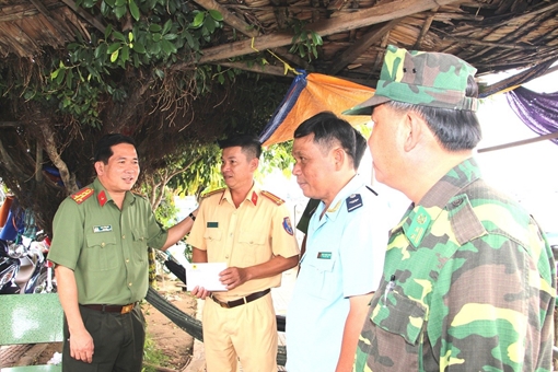 Giám đốc CA An Giang thăm hỏi, động viên các chốt chống buôn lậu trên tuyến biên giới