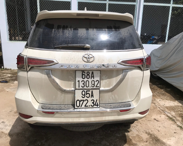 Dùng BKS ô tô giả chồng lên BKS thật để vận chuyển thuốc lá lậu