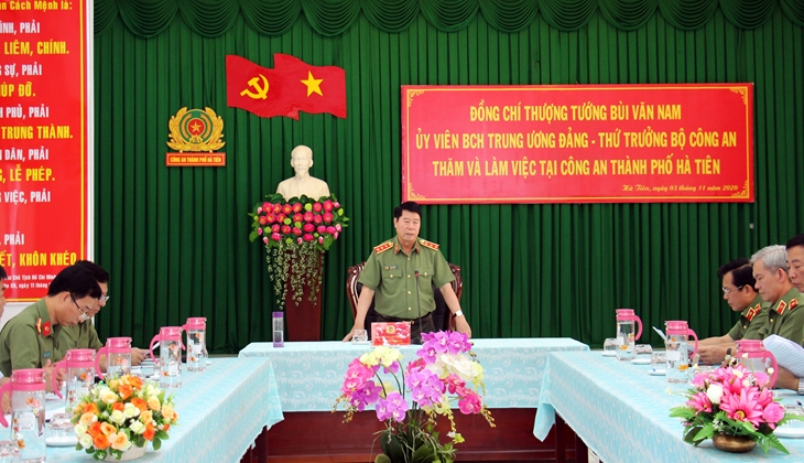 Thứ trưởng Bùi Văn Nam thăm và làm việc Công an TP Hà Tiên