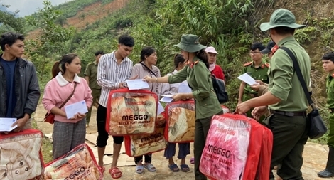 Đoàn Thanh niên Công an tỉnh Bến Tre tặng quà, hỗ trợ đồng bào miền Trung