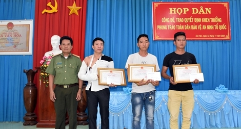 Tặng bằng khen cho 3 người dân dũng cảm truy bắt nhóm cướp giật tài sản