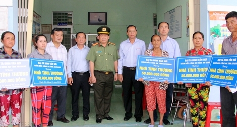 Công an An Giang hỗ trợ xây nhà mới cho các hộ gia đình có nhà bị cháy ở TP Châu Đốc